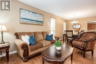 232 Hidden Meadow Ave in Ottawa, ON - Building Photo - Building Photo