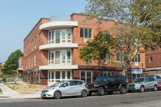 13831 58th Rd in Flushing, NY - Building Photo - Building Photo