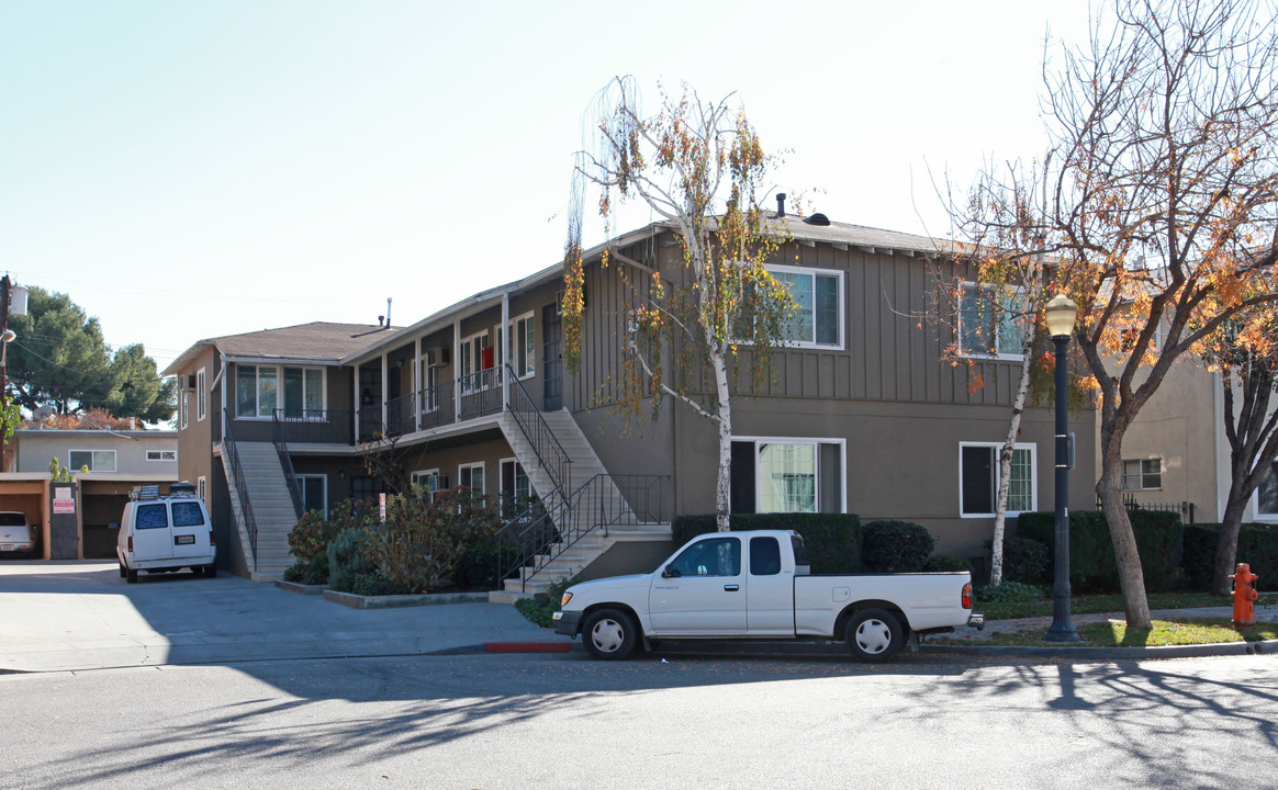 170 W Elmwood Ave in Burbank, CA - Building Photo