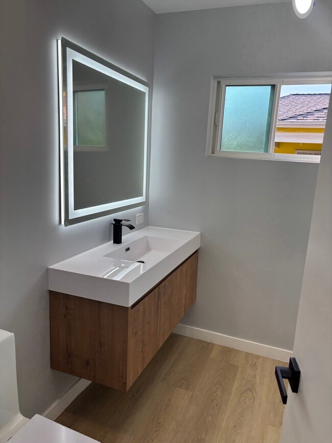 11707 Atkinson Ave in Hawthorne, CA - Foto de edificio - Building Photo