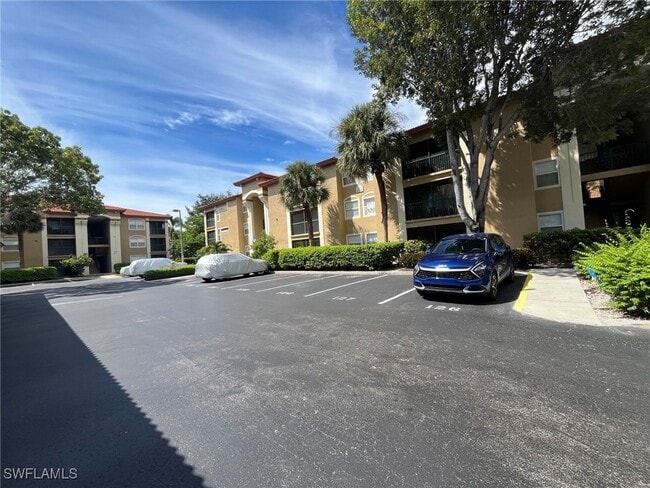 8950 Colonnades Ct E in Bonita Springs, FL - Foto de edificio - Building Photo