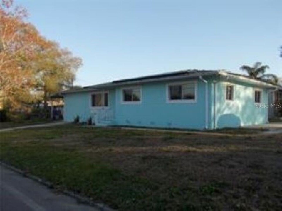 1670 52nd Ave N in St. Petersburg, FL - Building Photo