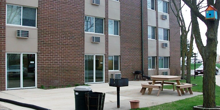 Camelot Apartments in Waterloo, IA - Building Photo