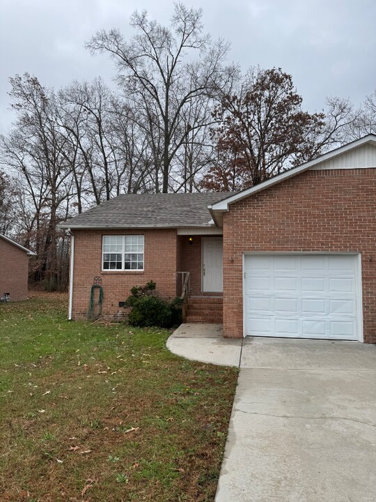 255 Fox Creek Ct in Manchester, TN - Building Photo