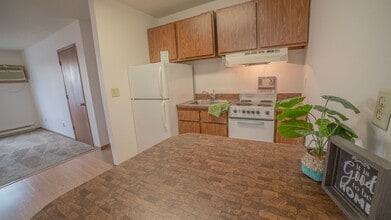 Cedars West Apartments in West Fargo, ND - Foto de edificio - Building Photo