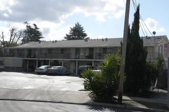 302 Dumont Ave in Hayward, CA - Building Photo - Building Photo