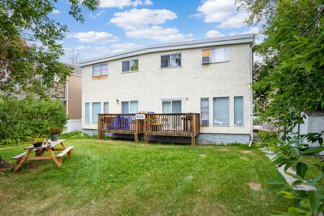 6124 Bowness Rd NW in Calgary, AB - Building Photo - Primary Photo