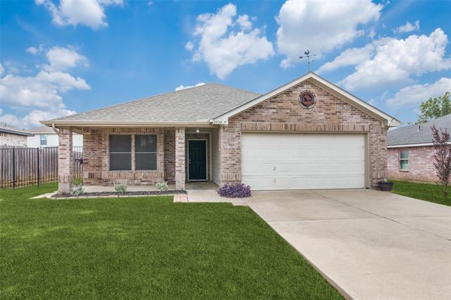 2529 Castle Pines Dr in Burleson, TX - Building Photo