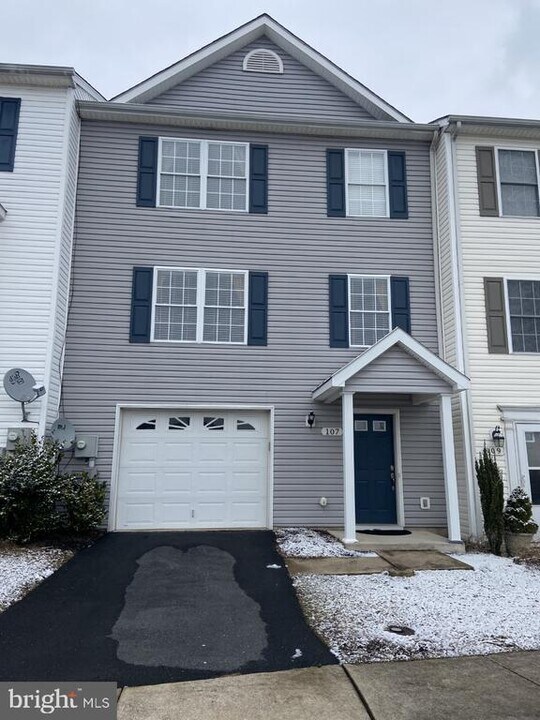 107 Lighthouse Ln in Winchester, VA - Building Photo