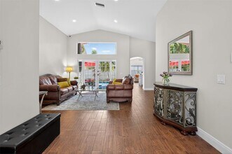 1005 Cedar Falls Dr in Weston, FL - Building Photo - Building Photo