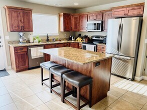 7453 Sandalwood Dr in South Weber, UT - Foto de edificio - Building Photo