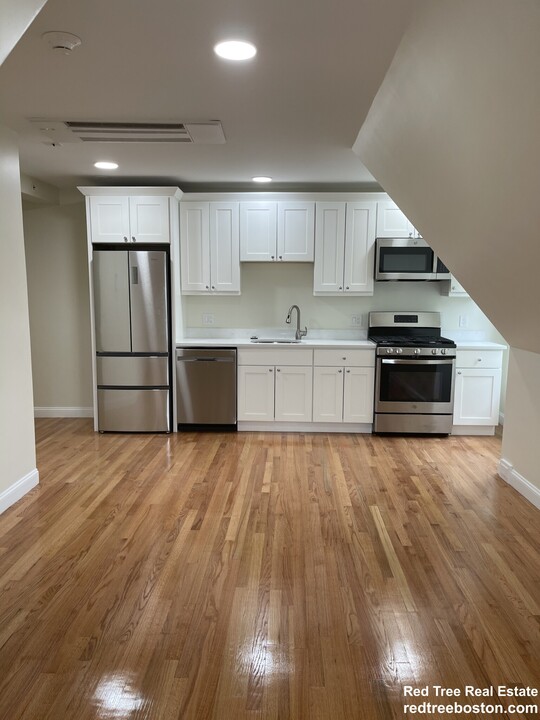 12 Harris St, Unit 3 in Brookline, MA - Building Photo