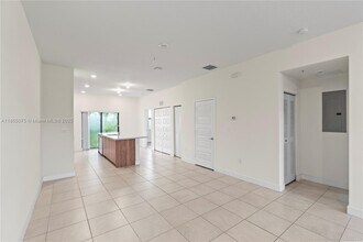 7831 NW 104th Ave in Doral, FL - Building Photo - Building Photo