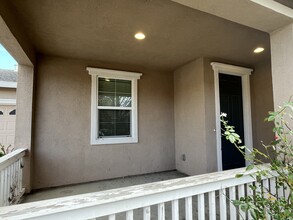 246 Garden Patch Way in Patterson, CA - Foto de edificio - Building Photo