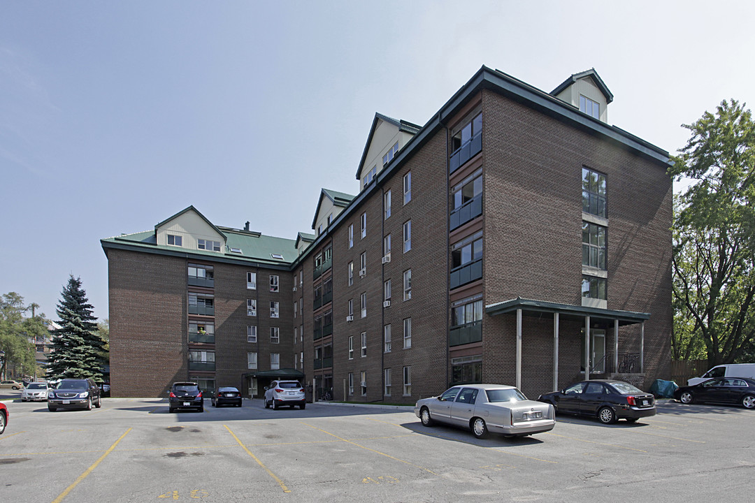 Essex Place Apartments in Richmond Hill, ON - Building Photo