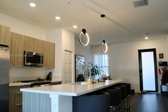 7819 NW 104th Ave in Doral, FL - Building Photo - Building Photo