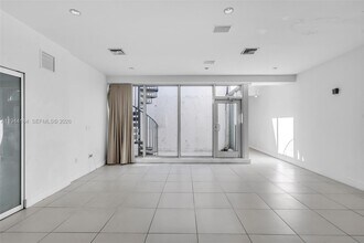 229 8th St in Miami Beach, FL - Foto de edificio - Building Photo