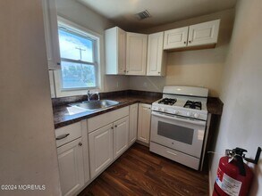 100 Seeley Ave in Keansburg, NJ - Foto de edificio - Building Photo
