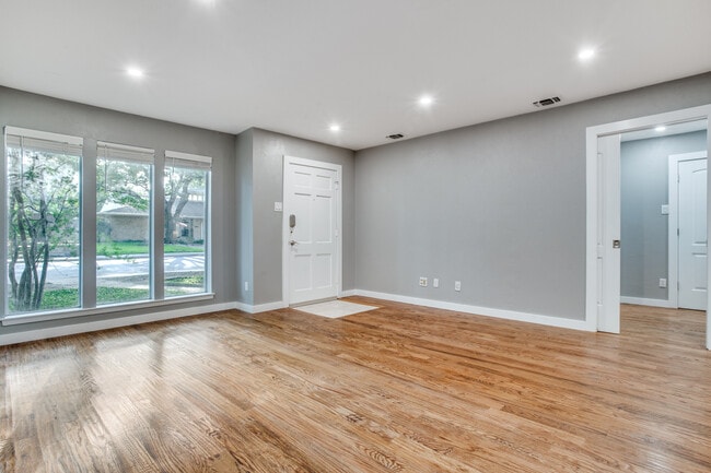 9810 Crest Meadow Dr in Dallas, TX - Foto de edificio - Building Photo