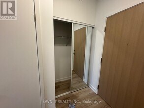 395 Square One Dr in Mississauga, ON - Building Photo - Building Photo