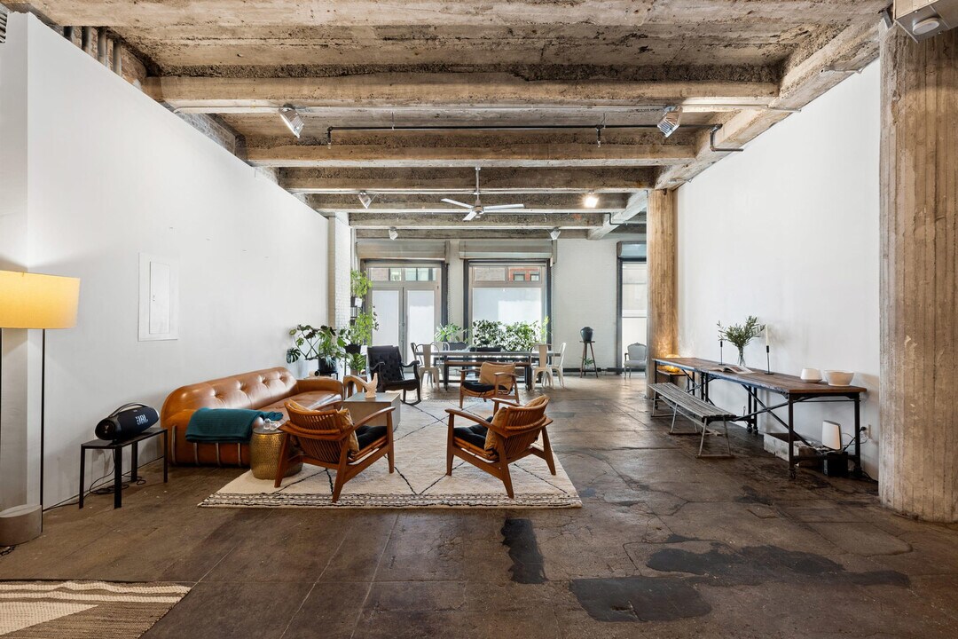 487 Greenwich St in New York, NY - Building Photo