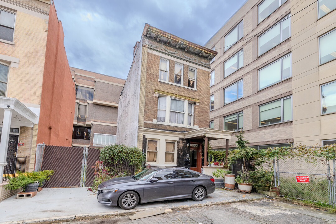 15 Washington Ter in New York, NY - Building Photo