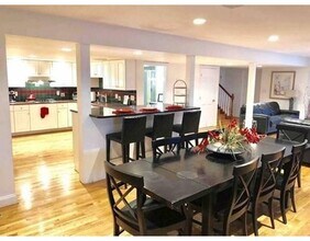 139 Fresh Pond Pky, Unit 1 in Cambridge, MA - Foto de edificio - Building Photo