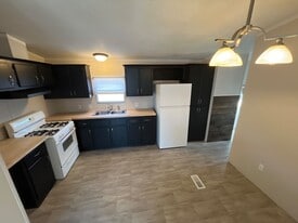 210 N Walnut St in Eldon, MO - Building Photo