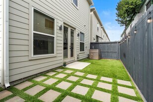 5202 Pinemont Creek Ln in Houston, TX - Building Photo