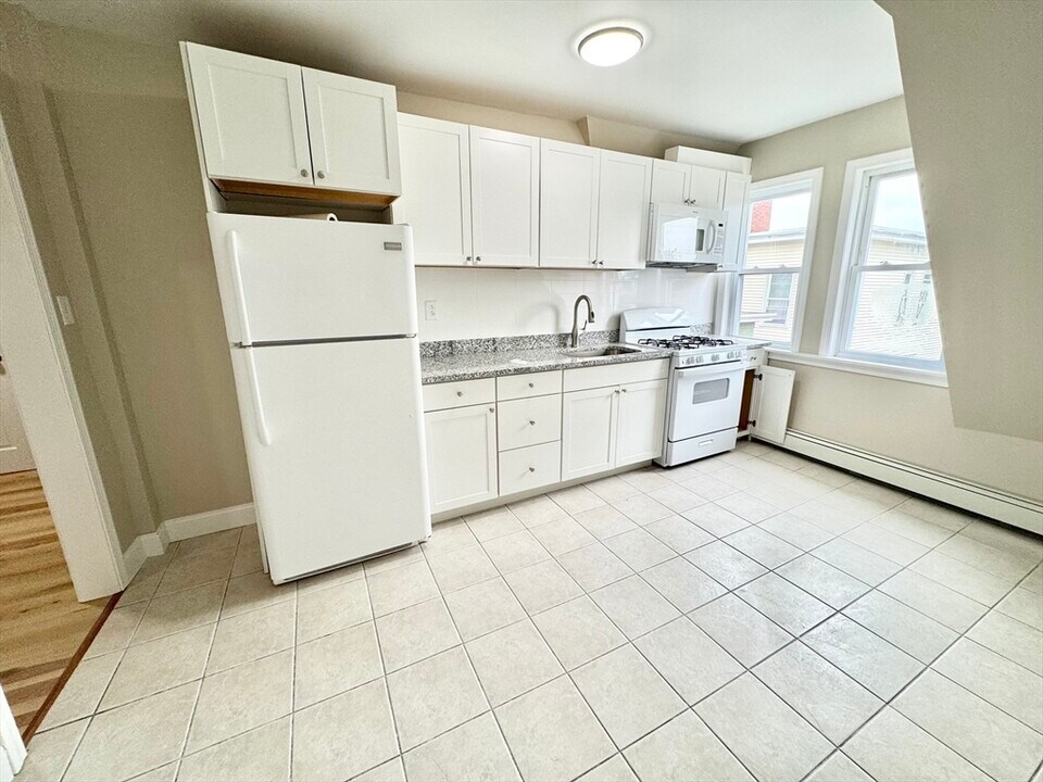 121 Day St in Fitchburg, MA - Building Photo