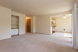 Oak Tree Apartments in Tigard, OR - Building Photo - Interior Photo