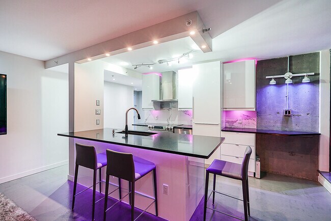 438 Seymour St in Vancouver, BC - Building Photo - Building Photo