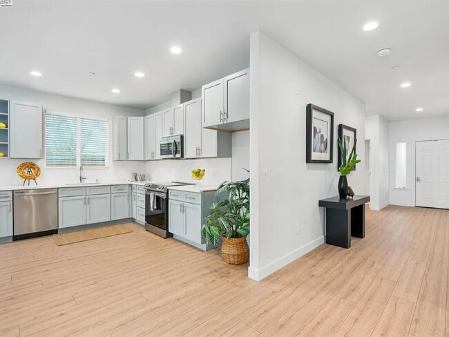 741 Claire Ave in Sacramento, CA - Building Photo - Building Photo