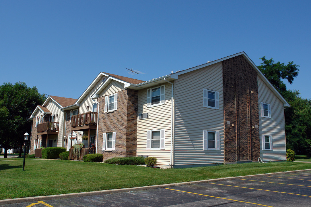 Country Meadows in Crystal Lake, IL - Building Photo