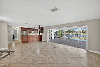 1921 SE 36th St in Cape Coral, FL - Foto de edificio - Building Photo