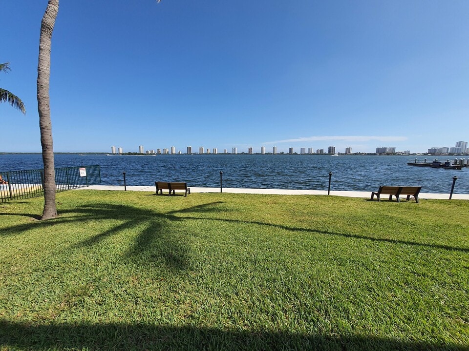 1050 Lake Shore Dr in West Palm Beach, FL - Building Photo