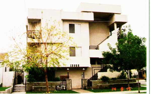 13958 Bessemer St in Van Nuys, CA - Foto de edificio - Building Photo