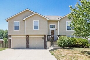 508 Fall Creek Dr in Belton, MO - Building Photo