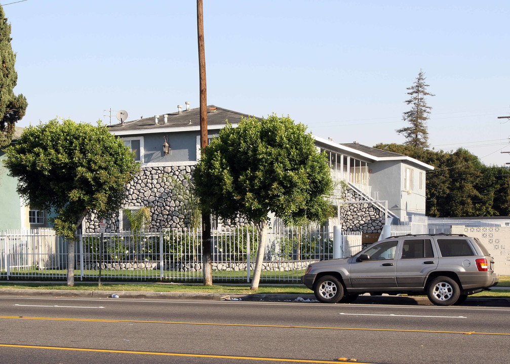 2111 E Alondra Blvd in Compton, CA - Building Photo