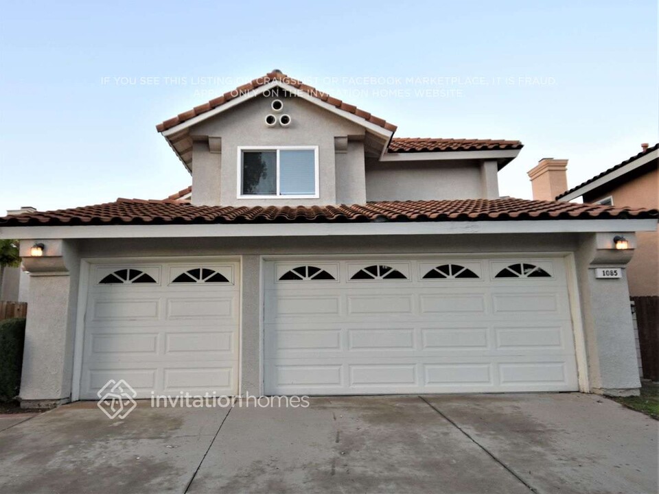 1085 Yardley Way in Corona, CA - Building Photo