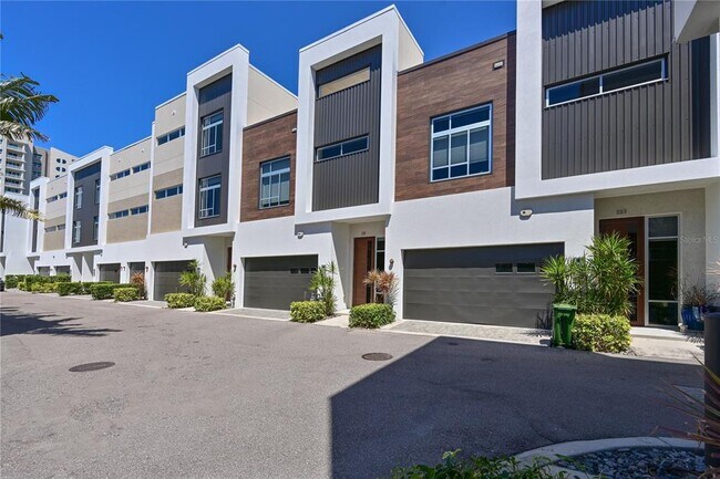 221 Cosmopolitan Ct in Sarasota, FL - Building Photo - Building Photo
