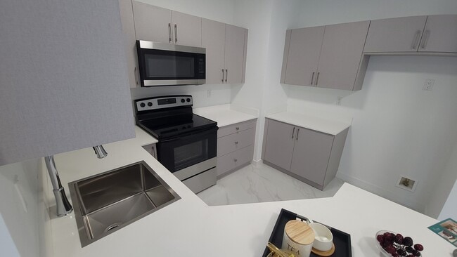 858 E 27th St, Unit B8 in Hialeah, FL - Building Photo - Building Photo