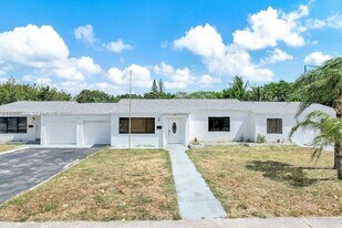 2417 Pierce St in Hollywood, FL - Building Photo