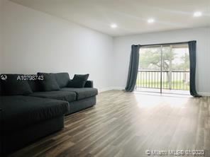 6361 N Falls Cir Dr in Lauderhill, FL - Foto de edificio - Building Photo