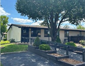Amber Court Apartments in O'Fallon, MO - Foto de edificio - Building Photo
