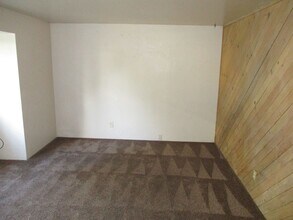 231 W Bolz Rd in Phoenix, OR - Building Photo - Building Photo