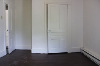 118 W Main St in Windsor, PA - Building Photo - Building Photo