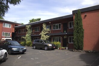 2151 NE Halsey St in Portland, OR - Foto de edificio - Building Photo