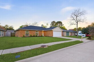 7310 Sonnet Glen Ln in Houston, TX - Foto de edificio - Building Photo