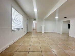2811 NW 88th St in Miami, FL - Building Photo - Building Photo